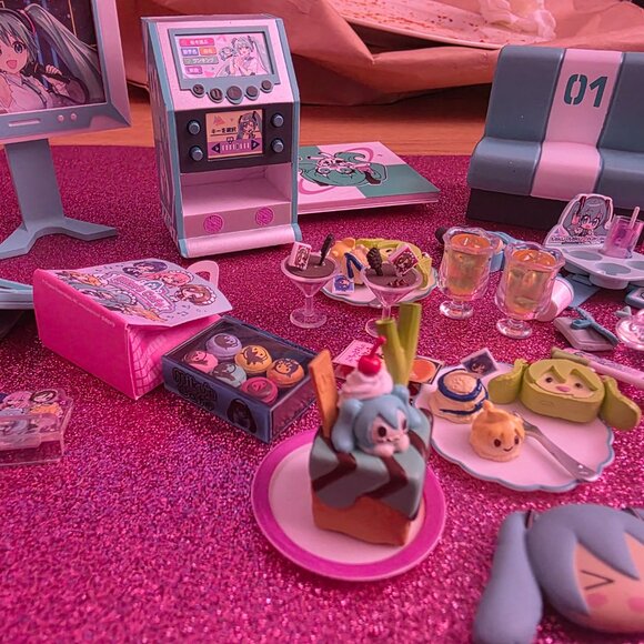 Rement Hatsune Miku Miniatures Perfect for LPS or small dolls - Picture 2 of 2